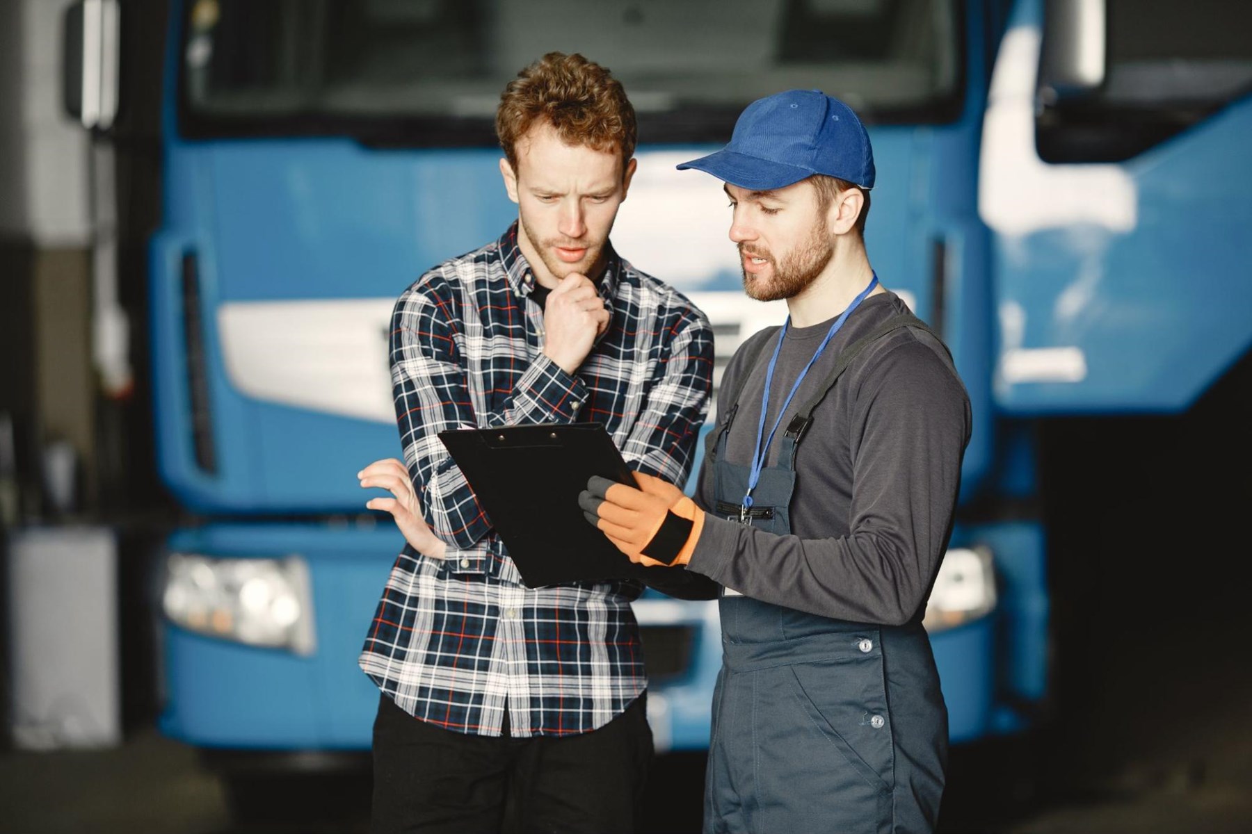 Hommes-Conversation-Camions